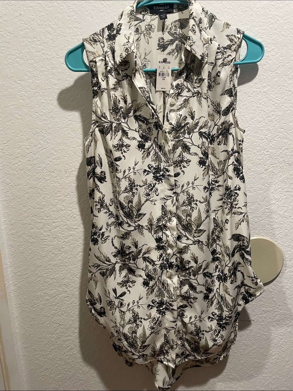 Express Black & White Sleeveless Floral Button-Up Blouse